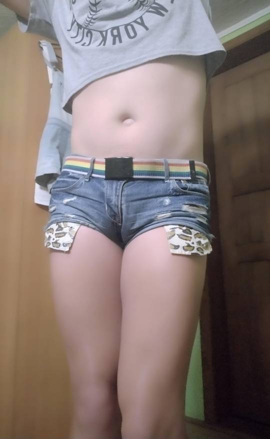 Crop tops and short shorts are preaty g 